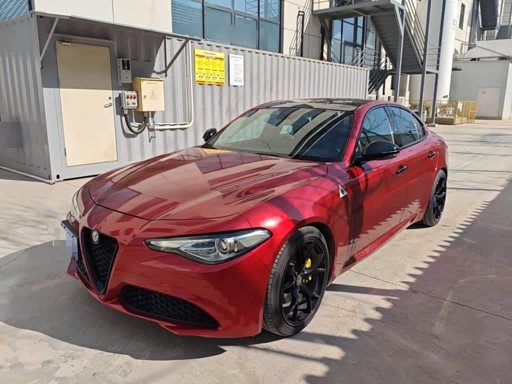 2017 Alfa Romeo Giulia front exterior