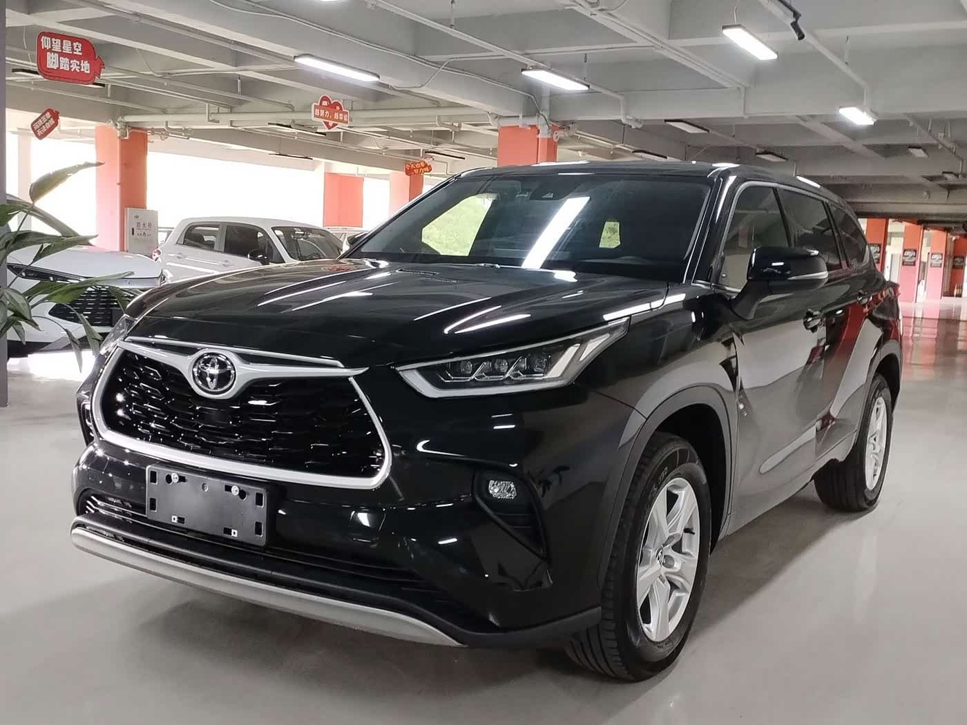 2025 Toyota Highlander front exterior
