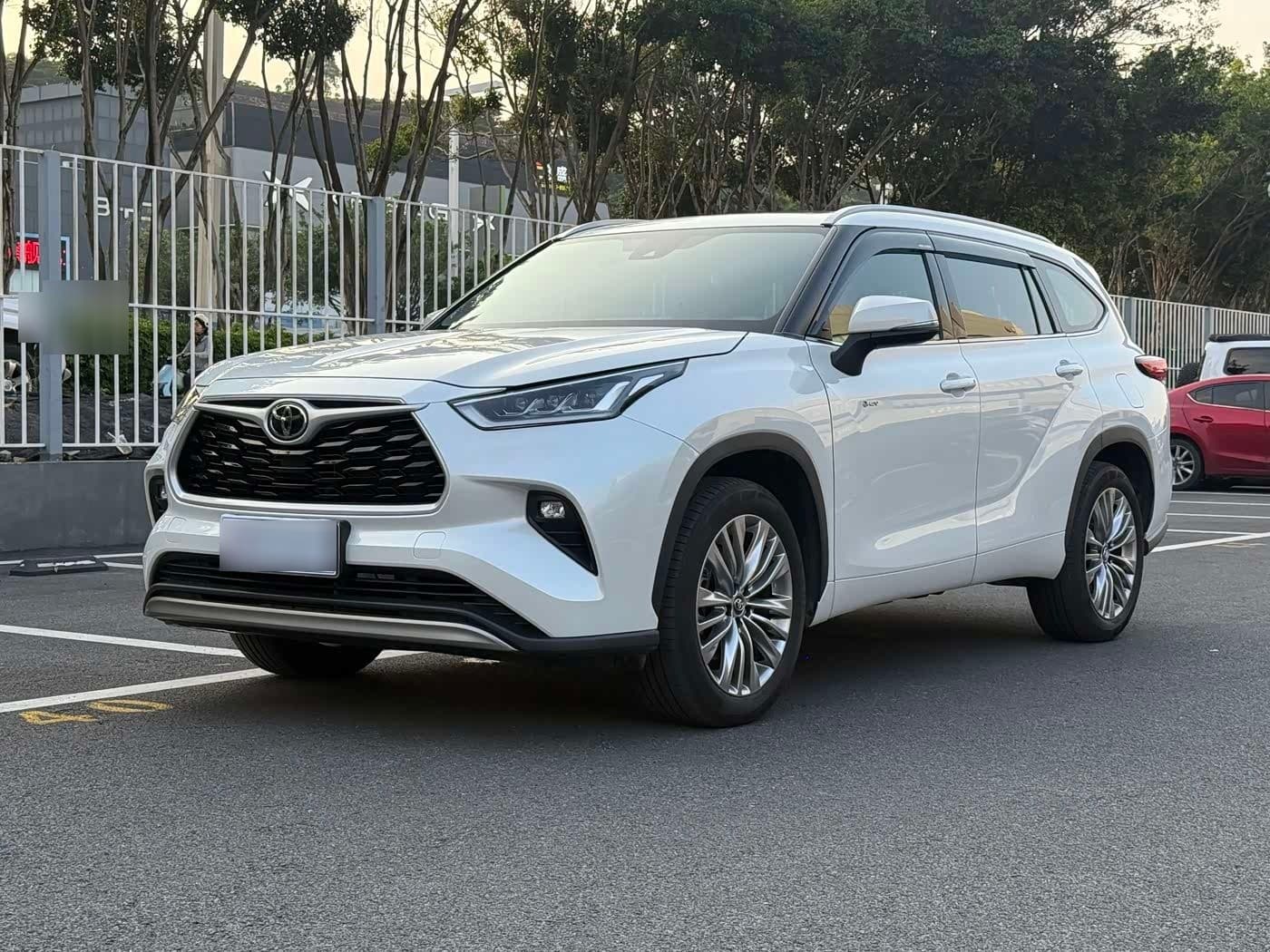 2024 Toyota Highlander front exterior