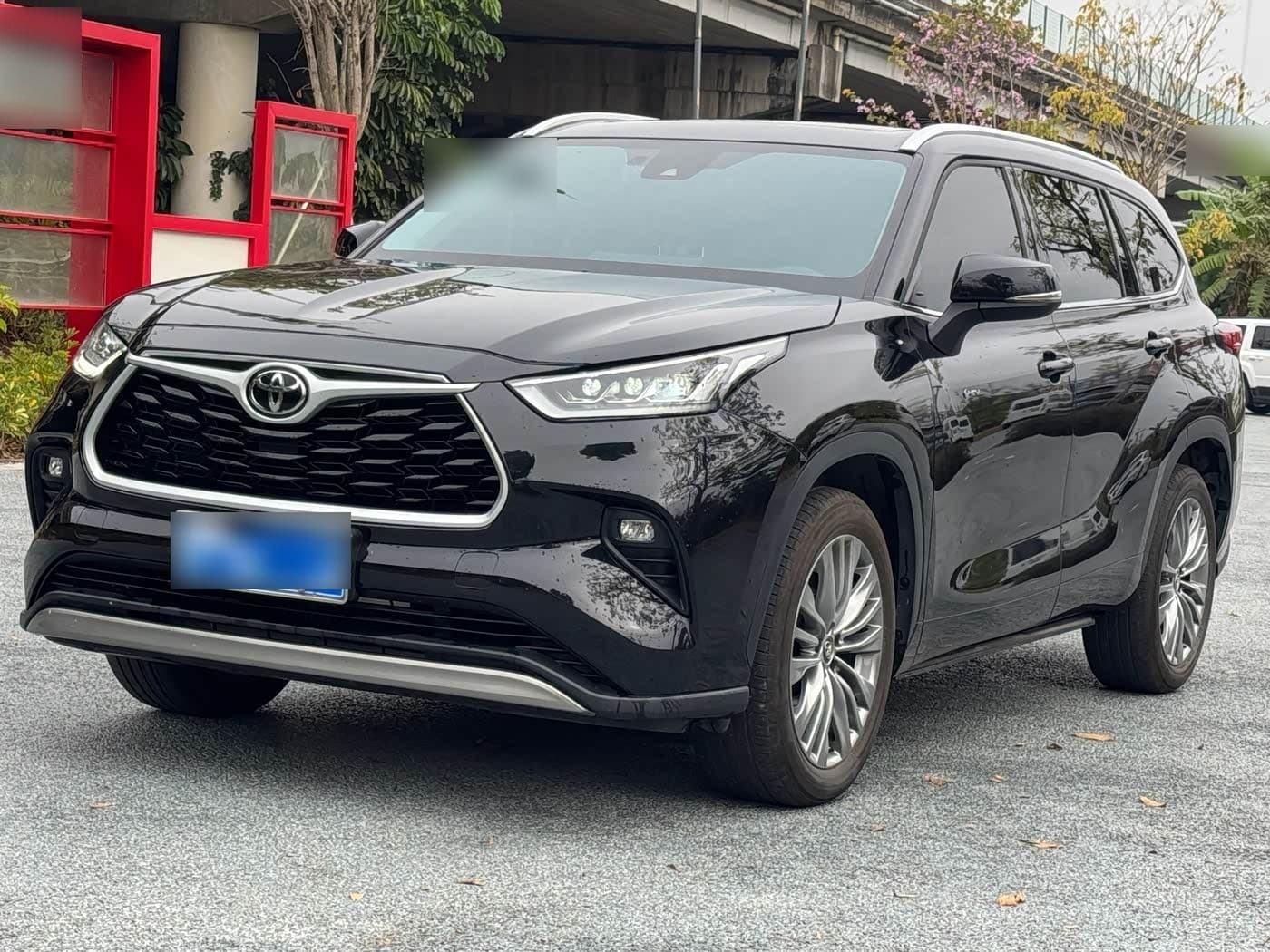 2024 Toyota Highlander front exterior