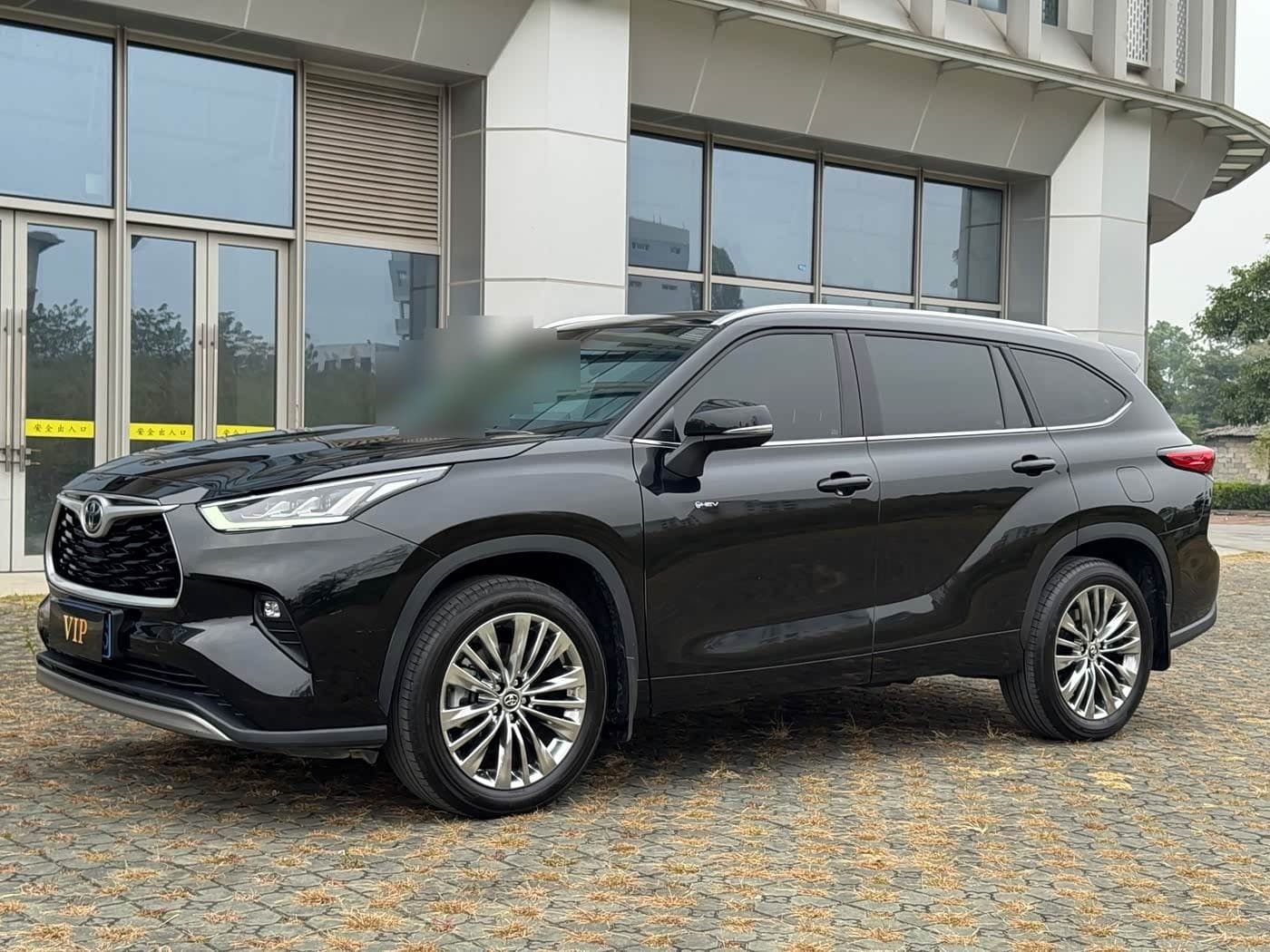 2024 Toyota Highlander front exterior