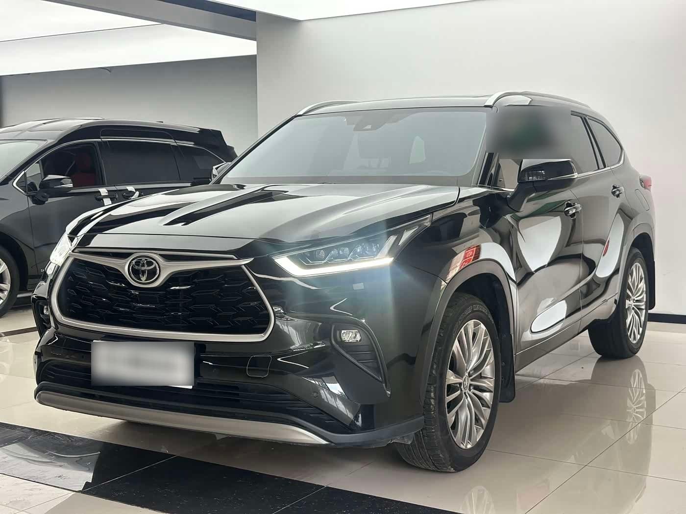 2024 Toyota Highlander front exterior