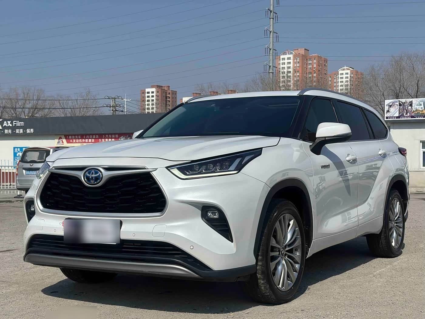 2024 Toyota Highlander front exterior