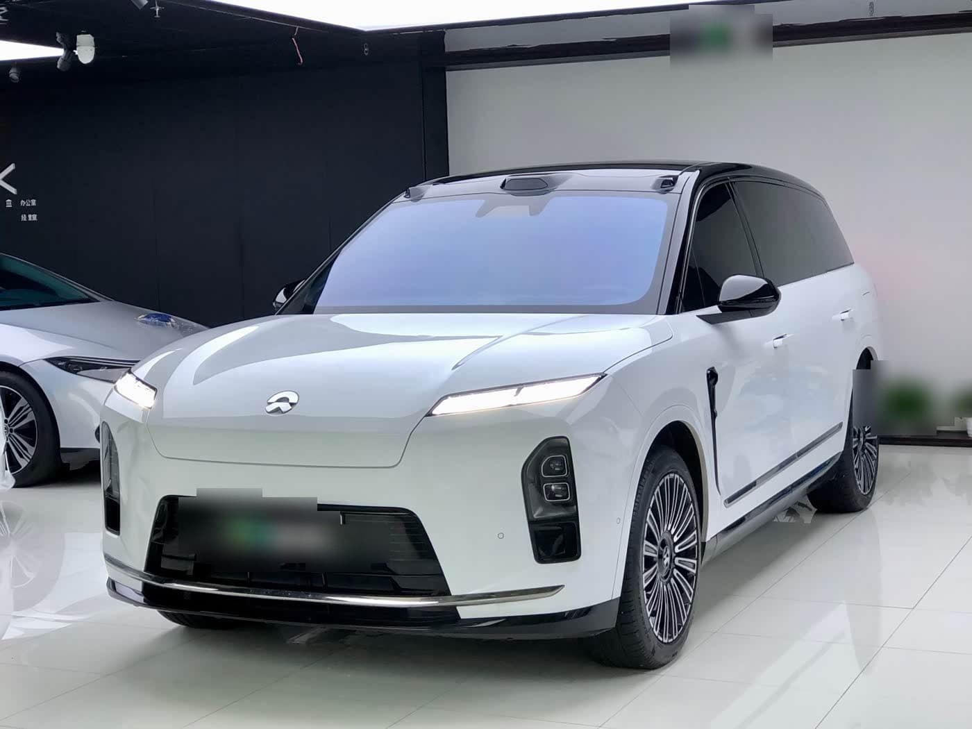 2025 NIO ES8 front exterior