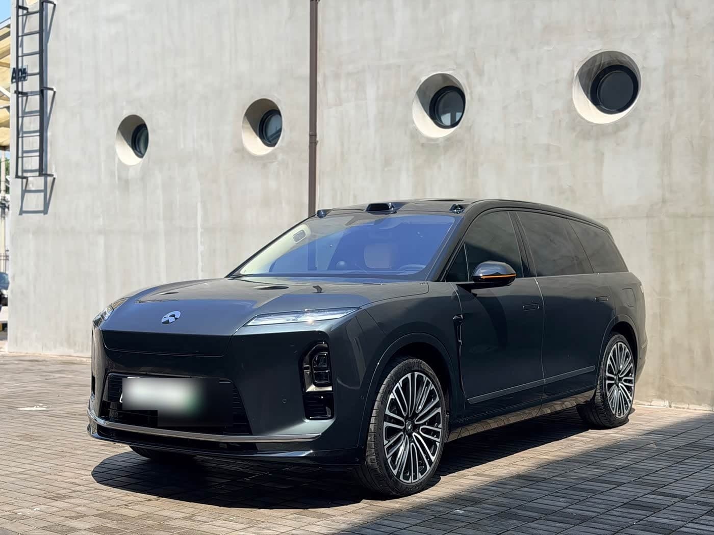 2025 NIO ES8