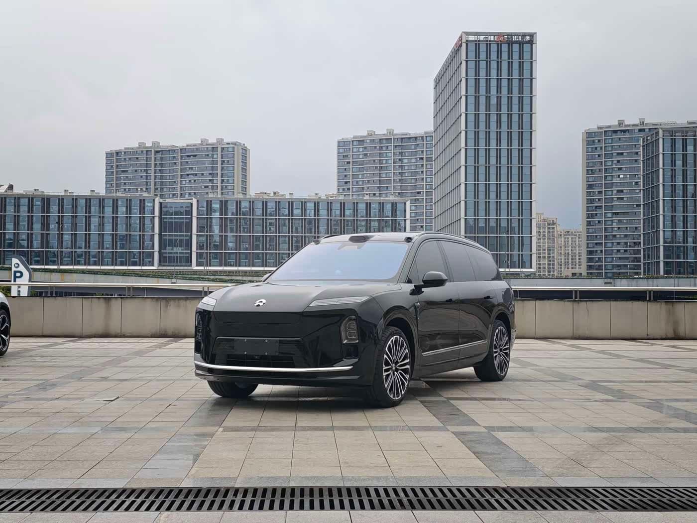 2025 NIO ES8