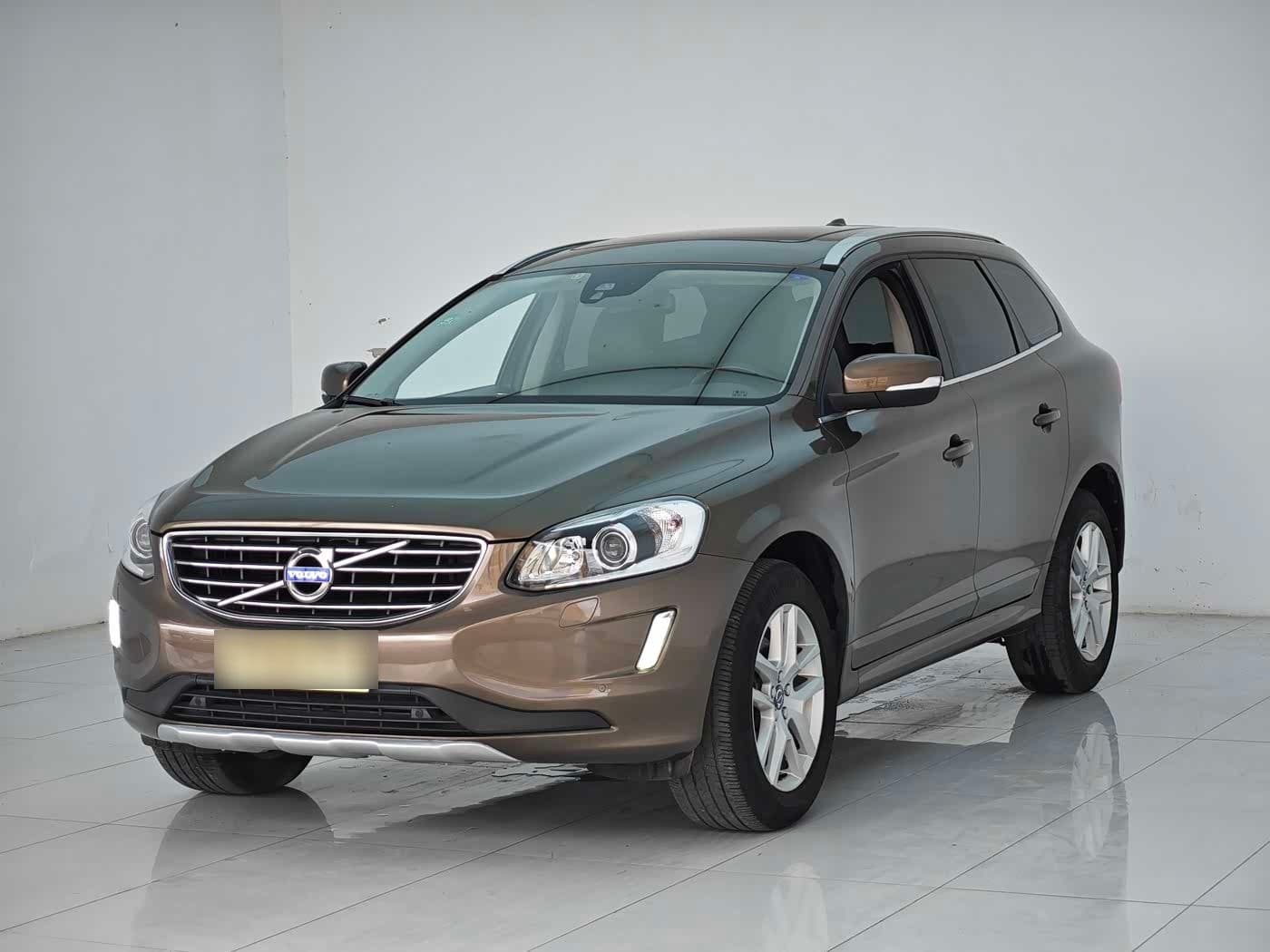 2017 Volvo XC60 front exterior