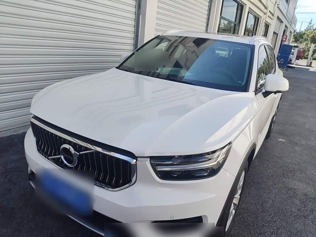 2019 Volvo XC40 front exterior