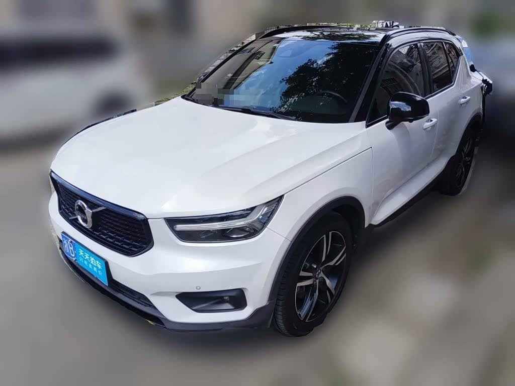 2020 Volvo XC40 front exterior
