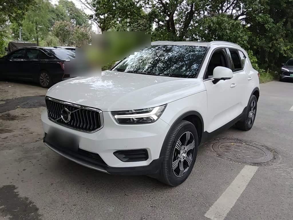 2019 Volvo XC40 front exterior